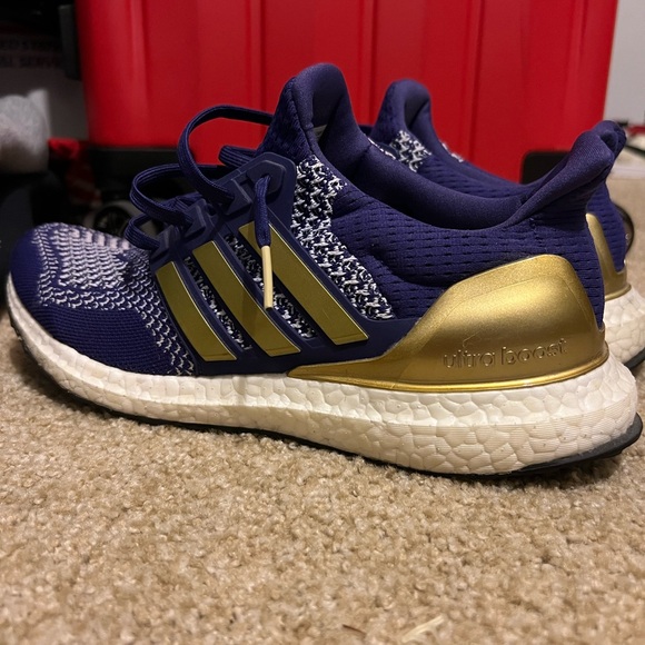 Men’s Adidas UltraBoost UW Huskies Purple/Gold Size 8. - Picture 4 of 13